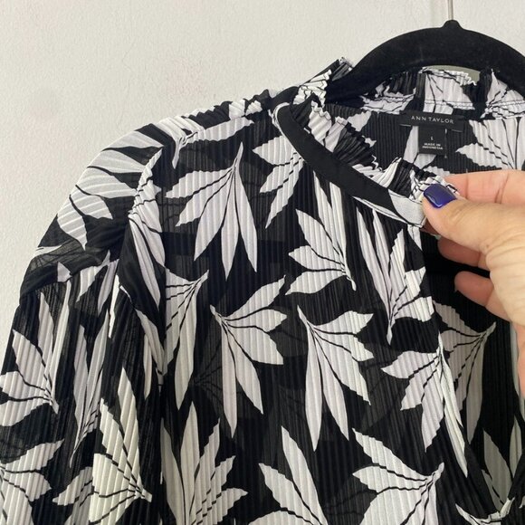 Ann Taylor Blouse Large Long Sleeve Pleated Floral Black & White Split Neck - Picture 6 of 9